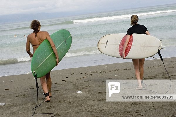 Frau  tragen  Surfboard  Meer  2