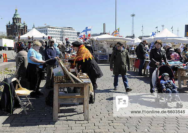Flohmarkt auf dem Marktplatz am Hafen in Helsinki  Finnland  Europa