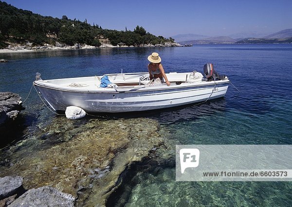 nahe Frau Küste Boot Korfu