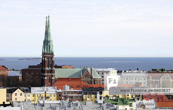 Stadtansicht mit St. Johannes Kirche in Helsinki  Finnland  Europa