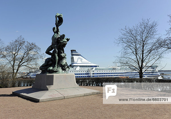 Skulptur  dahinter die Kreuzfahrtfähre Silja Serenade  Helsinki  Finnland  Europa