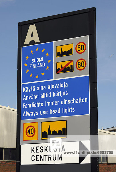 Verkehrsschilder in Helsinki  Finnland  Europa