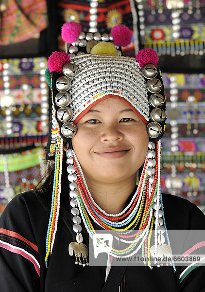 Frau vom Akha-Stamm mit traditioneller Kopfbedeckung  Chiang Rai  Thailand  Asien