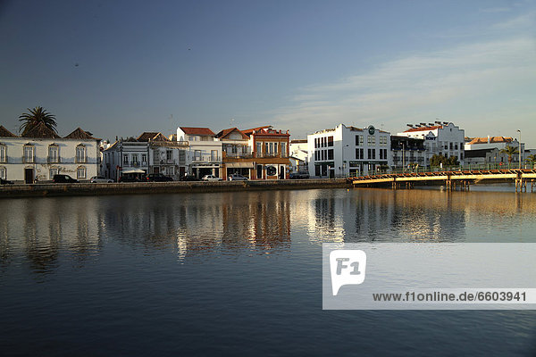 Patrizierhäuser von Tavira spiegeln sich im Fluss Gilao  Tavira  Algarve  Portugal  Europa
