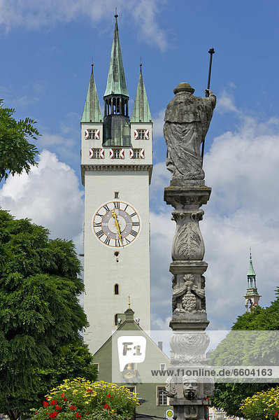 Stadtturm  Säule des Jakobsbrunnen am Stadtplatz  Ludwigsplatz  Straubing  Niederbayern  Bayern  Deutschland  Europa  ÖffentlicherGrund