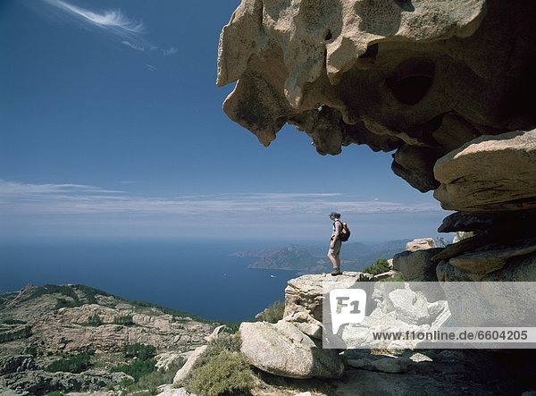 Felsbrocken  Frau  Bewunderung  Anordnung  wandern  Ansicht  unterhalb  Calanche  Korsika