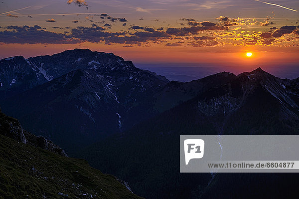 Abendsonne über Berggipfel  Kreuzspitze  Ettal  Ammergebirge  Bayern  Deutschland  Europa