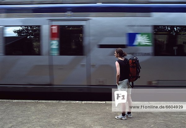 einsteigen  warten  Tourist  Haltestelle  Haltepunkt  Station  Zug