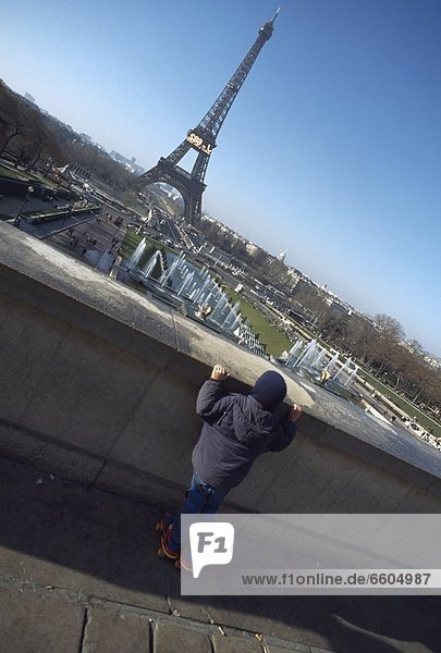sehen  Junge - Person  Eiffelturm