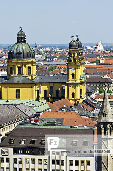 Blick vom Alten Peter über die Dächer von München mit der Theatinerkirche  Oberbayern  Bayern  Deutschland  Europa