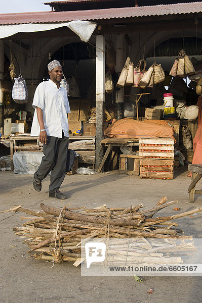 Feuerholz verkaufen Afrika Markt Tansania Sansibar