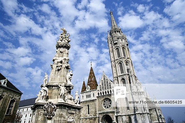 Hügel  Kirche  Quadrat  Quadrate  quadratisch  quadratisches  quadratischer  Statue  Budapest  Hauptstadt  Gotik
