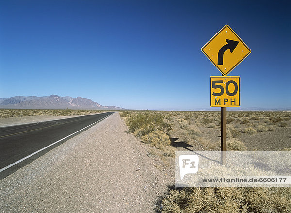 nebeneinander  neben  Seite an Seite  rennen  Fernverkehrsstraße  Zeichen  Wüste  Mojave-Wüste  Signal