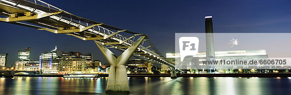 Blick auf die Millennium-Brücke in Richtung der Tate Modern in der Nacht