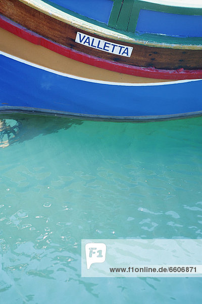 Fischereihafen Fischerhafen Farbaufnahme Farbe Boot Close-up streichen streicht streichend anstreichen anstreichend Malta