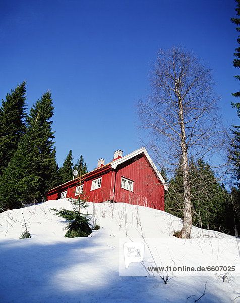 Wohnhaus Hügel Schnee Flachwinkelansicht rot