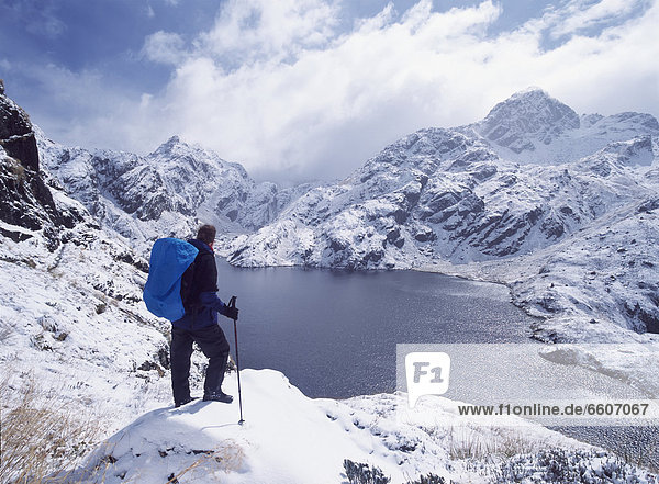 Frau  Berg  bedecken  Bewunderung  über  See  Ansicht  Schnee