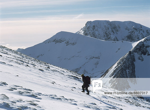 hinter  hoch  oben  nahe  Frau  gehen  Schnee  Big Ben  Nevis  Hang