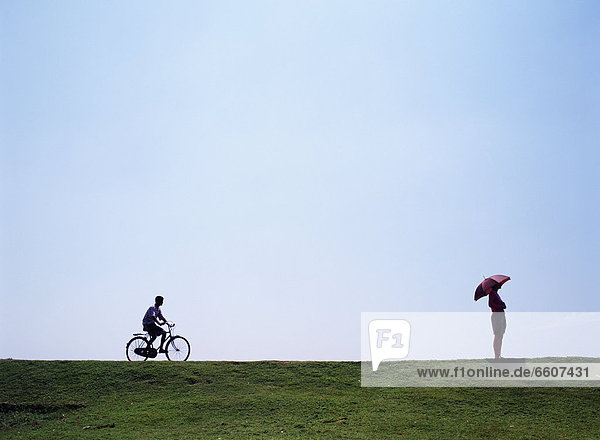 Mann  halten  Tourist  Sonnenschirm  Schirm  Fahrrad  Rad