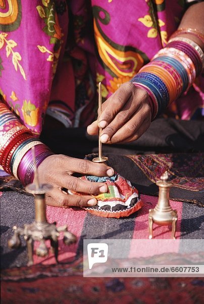Farbaufnahme  Farbe  Frau  Kleidung  verkaufen  Weihrauch  Sari