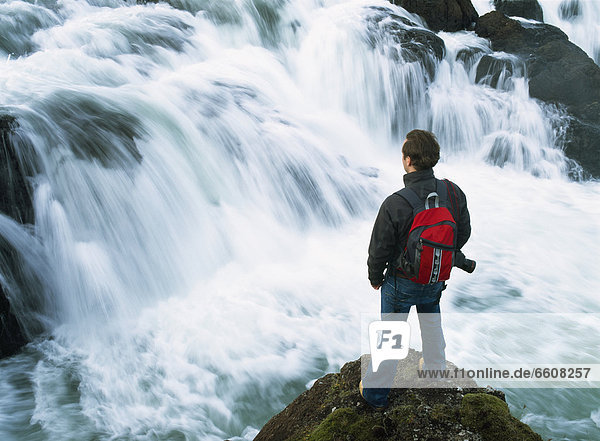 sehen über klein wandern Wasserfall