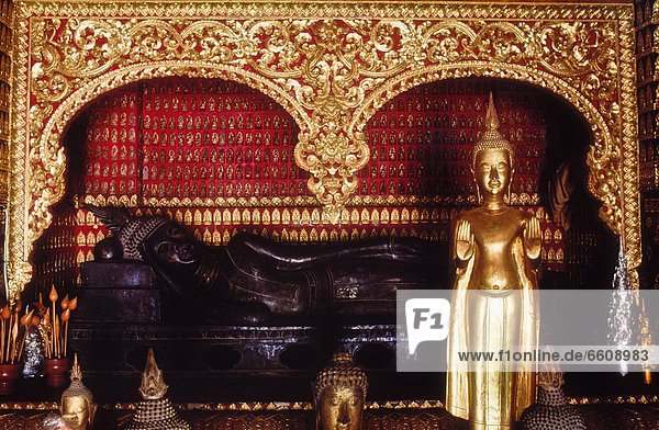 liegend  liegen  liegt  liegendes  liegender  liegende  daliegen  Statue  Buddha  zurücklehnen