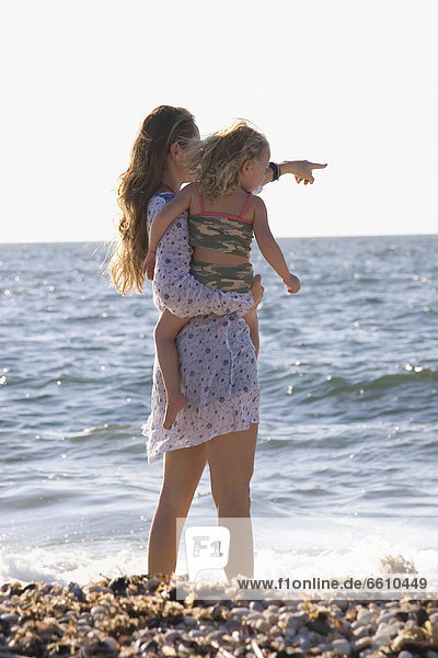 Strand  halten  Meer  jung  Tochter  Mutter - Mensch
