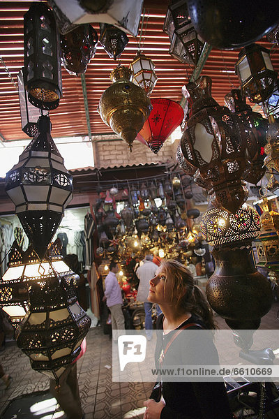 Blumenmarkt  Frau  blättern  Laterne - Beleuchtungskörper  jung  Souk  Markt  marokkanisch