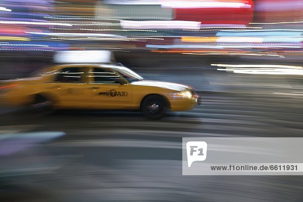 gelb  Taxi  Geschwindigkeit  Innenstadt  Manhattan