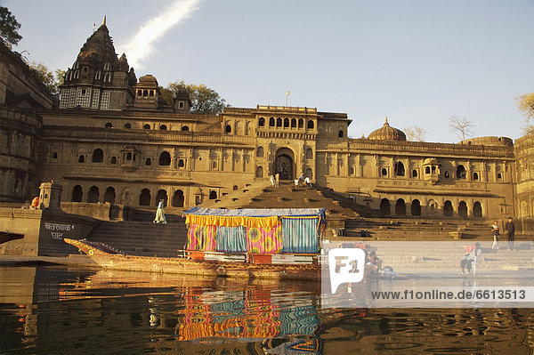 Boot  Fluss  frontal  Palast  Schloß  Schlösser  Festung  Indien  Madhya Pradesh