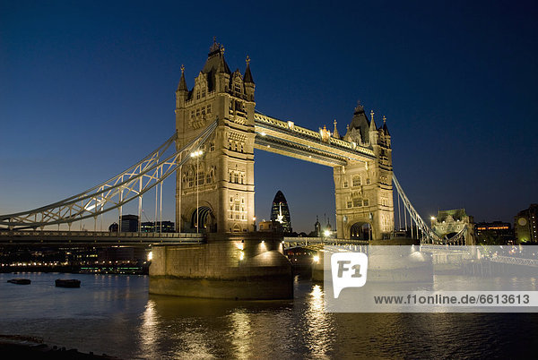 Tower Bridge beleuchtet in der Nacht  London  England  UK
