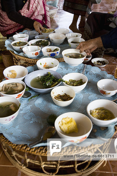 Schüssel  Schüsseln  Schale  Schalen  Schälchen  Frau  Fröhlichkeit  Senior  Senioren  Touristin  jung  Frühstück  Laos