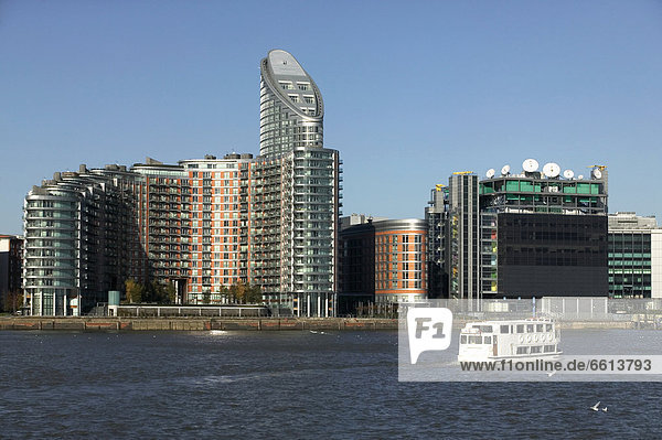 Sightseeing Boot vorbei Büro Türme an Canary Wharf  London  UK