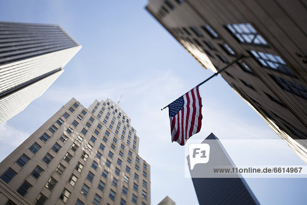 Vereinigte Staaten von Amerika  USA  Schaltlknüppel  Gangschaltung  Schaltung  hoch  oben  Schrägansicht  schräg  sternförmig  Fotografie  sehen  Fahne  New York City  Streifen  Blendenfleck  lens flare  Manhattan