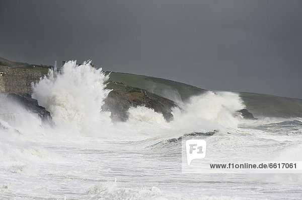 Sturm am Meer in Porthleven  Cornwall  England  Großbritannien  Europa