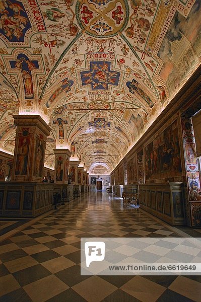 Korridor  Korridore  Flur  Flure  Rom  Hauptstadt  Großstadt  Museum  Bibliotheksgebäude  Italien  Vatikan