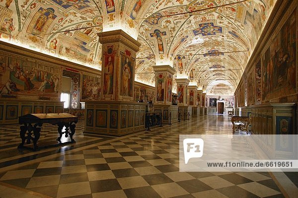 Korridor  Korridore  Flur  Flure  Rom  Hauptstadt  Großstadt  Museum  Bibliotheksgebäude  Italien  Vatikan