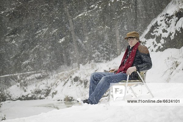 sitzend Mann Stuhl Schnee