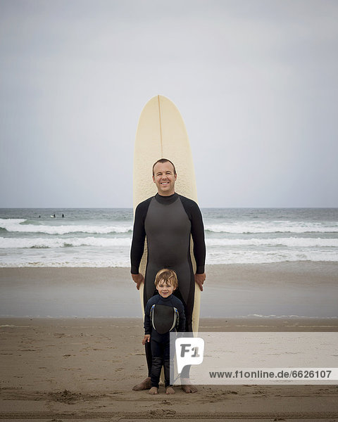 Europäer  Menschlicher Vater  Sohn  Surfboard  Tauchanzug