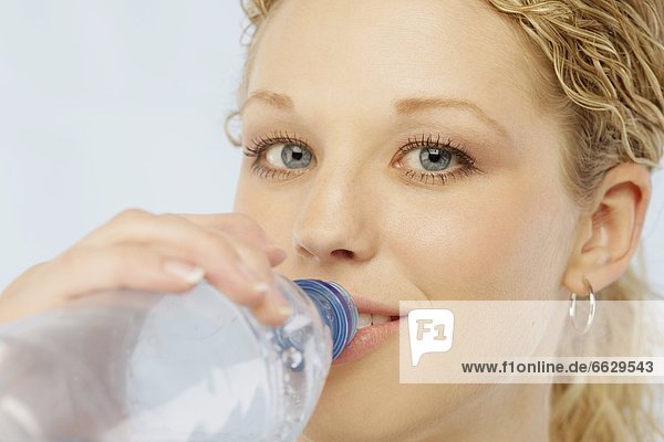 Wasser  trinken  Flasche  Mädchen  hübsch