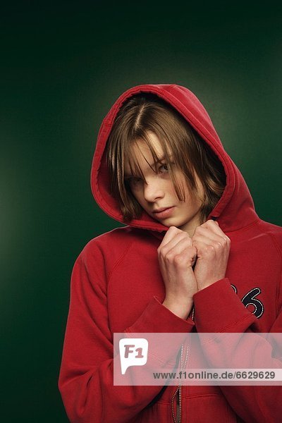 Jugendlicher ernst hoch oben Kapuzenjacke rot Kleidung Mädchen
