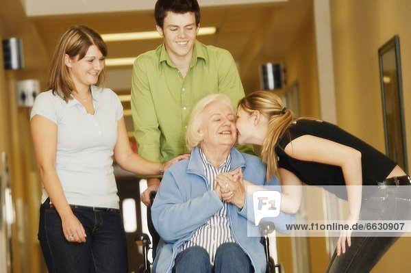 Senior  Senioren  Frau  Besuch  Treffen  trifft  jung  Rollstuhl