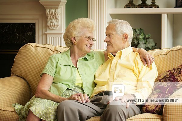 sitzend Senior Senioren Zusammenhalt Couch