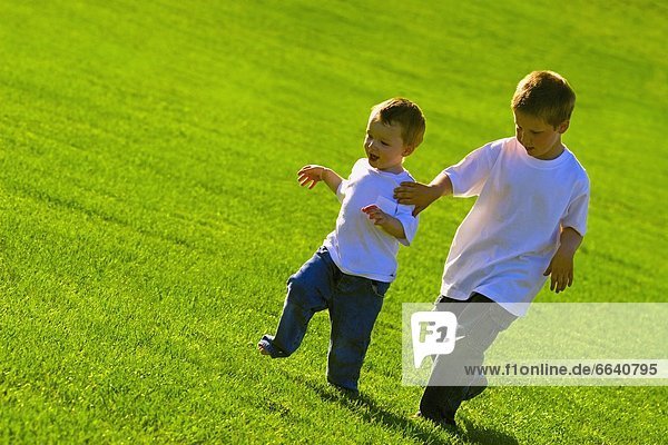 Junge - Person  klein  rennen  strecken  Gras  Trasse