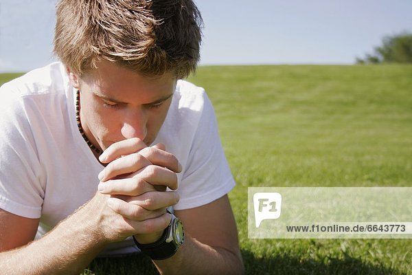 Außenaufnahme  Mann  Gebet  jung