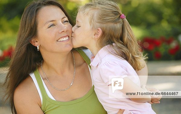 küssen  Mädchen  Mutter - Mensch