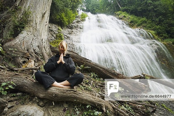 Frau  Meditation  Wasserfall