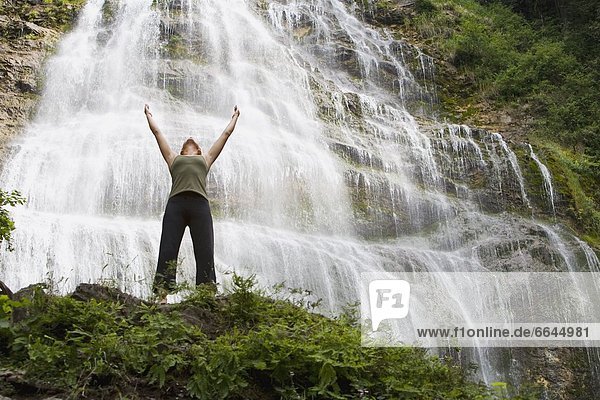 Frau heben frontal Wasserfall