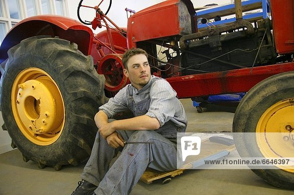 sitzend  Mann  Traktor