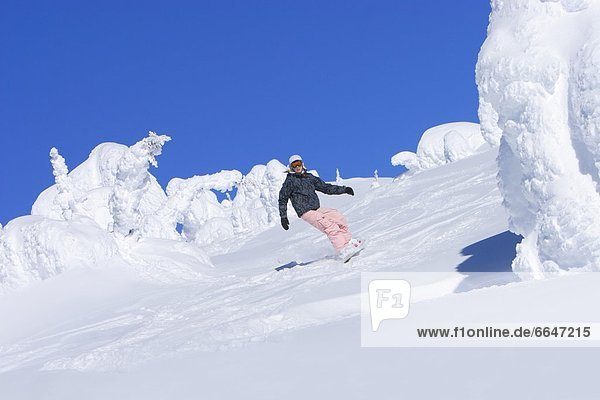Snowboardfahrer  schnitzen  Hang